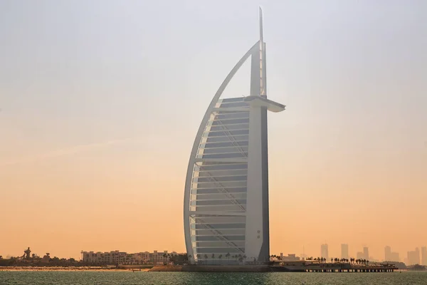 DUBAI, Emiratos Árabes Unidos - 7 de noviembre de 2016: Hotel Burj Al Arab en la playa de Jumeirah en Dubai, arquitectura moderna, resort de playa de lujo, vacaciones de verano y concepto de turismo —  Fotos de Stock