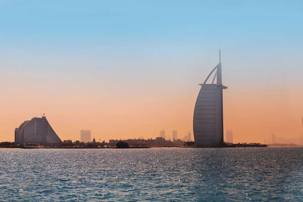 Burj Al Arab hotel aan Jumeirah beach in Dubai, moderne architectu — Stockfoto