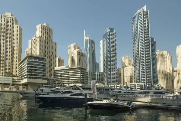 Luxusní jachtu a scyscrapers v centru Dubaje, Unidet arabské emiráty. — Stock fotografie