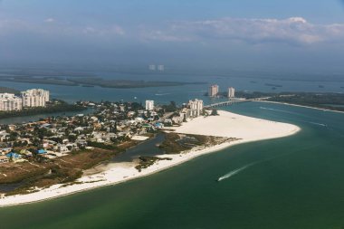 Estero Island, Florida üzerinde büyük beyaz kumlu plaj havadan görünümü