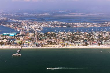 Balıkçılık iskele Fort Myers Beach. Estero Island, Florida üzerinde büyük beyaz kumlu plaj havadan görünümü