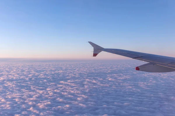 Aeronave asa sobre nuvens, voando nuvens de fundo sobre EUA — Fotografia de Stock