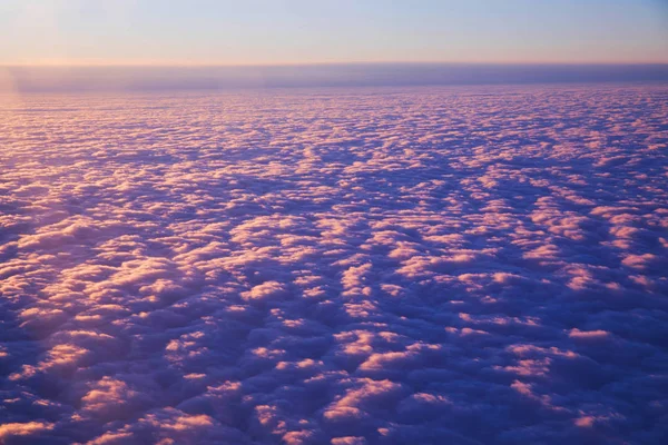 Aereo ala sopra le nuvole, volare nuvole di sfondo sopra gli Stati Uniti — Foto Stock