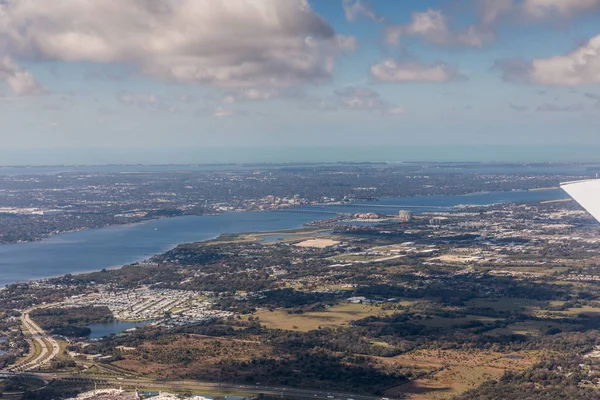Vista aérea da cidade e golfo Bradenton, Flórida. Abordagem de lan — Fotografia de Stock