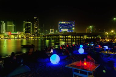 Al maryah ada manzarası alacakaranlıkta. Abu dhabi, Birleşik Arap Emirlikleri