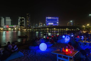 Al maryah ada manzarası alacakaranlıkta. Abu dhabi, Birleşik Arap Emirlikleri