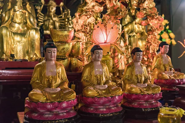 ハイフォン、ハイフォンの中心都市の中心に仏教寺院です。ハイフォン、古い美しい装飾と建物の中心に無名の仏教寺院. — ストック写真