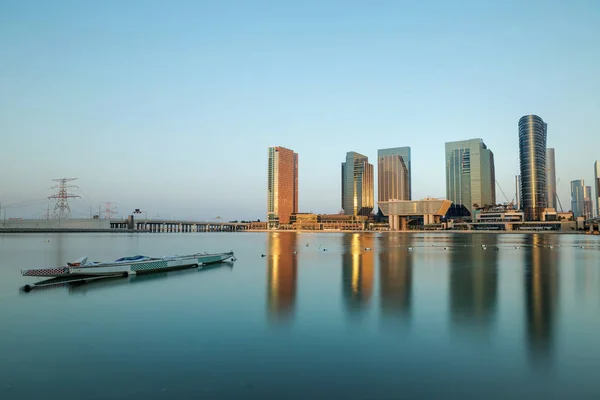 Al Maryah Island skyline al atardecer. Abu Dhabi, Emiratos Árabes Unidos — Foto de Stock