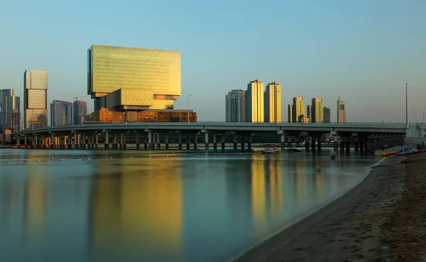 Al Maryah Island skyline al atardecer. Abu Dhabi, Emiratos Árabes Unidos —  Fotos de Stock