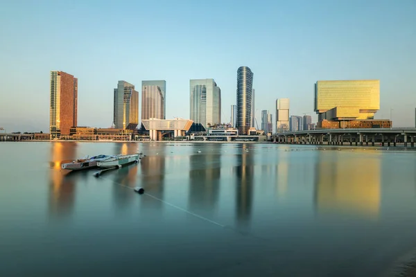 Al Maryah Island skyline al atardecer. Abu Dhabi, Emiratos Árabes Unidos — Foto de Stock