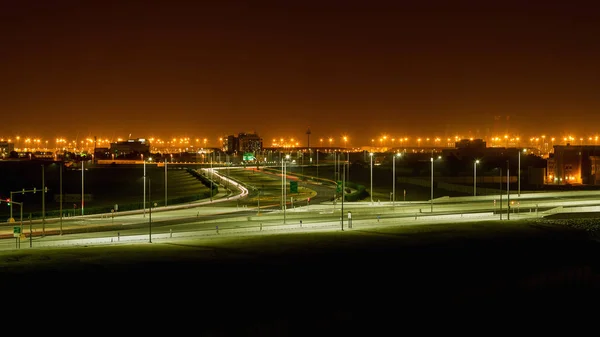 Дорога ночью в Абу-Даби, Объединенные Арабские Эмираты — стоковое фото