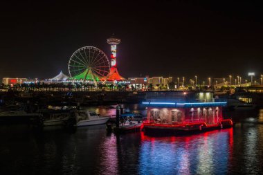 MURATLI - 4 Kasım 2016: Marina göz - Abu Dabi. Yat Limanı Alışveriş Merkezi Abu Dabi günbatımı zamanında, Birleşik Arap Emirlikleri