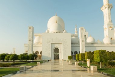 Büyük Sheik Zayed Camisi alacakaranlıkta (Abu Dhabi, Birleşik Arap Emirlikleri)