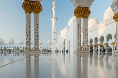 Abu Dhabi, Birleşik Arap Emirlikleri - 5 Kasım 2016: Şeyh Zayed Ulu Camii alacakaranlıkta (Abu Dhabi, Birleşik Arap Emirlikleri)