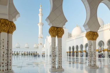Abu Dhabi, Birleşik Arap Emirlikleri - 5 Kasım 2016: Şeyh Zayed Ulu Camii alacakaranlıkta (Abu Dhabi, Birleşik Arap Emirlikleri)