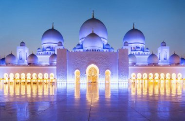 Büyük Sheik Zayed Camisi alacakaranlıkta (Abu Dhabi, Birleşik Arap Emirlikleri)