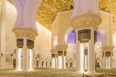 Abu Dhabi, Birleşik Arap Emirlikleri - 5 Kasım 2016: Büyük Sheik Zayed Camisi, Abu Dhabi, BAE