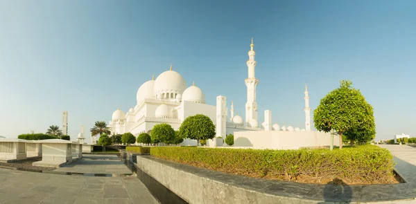 Sheikh Zayed Grand Mosque i skymningen (Abu-Dhabi, Förenade Arabemiraten) — Stockfoto
