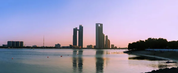 Abu Dhabi Skyline на закате, Объединенные Арабские Эмираты — стоковое фото