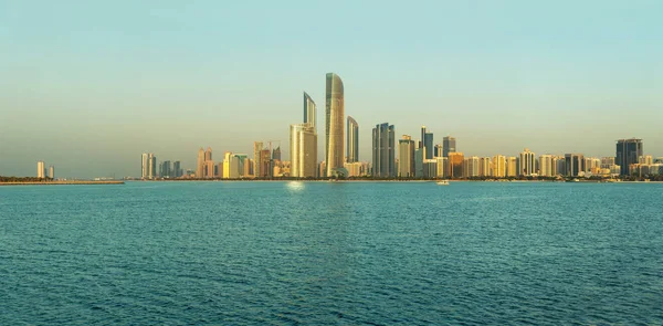 Abu Dhabi Skyline на закате, Объединенные Арабские Эмираты — стоковое фото