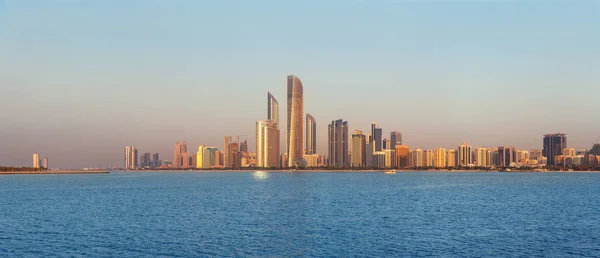 Abu Dhabi Skyline al atardecer, Emiratos Árabes Unidos — Foto de Stock