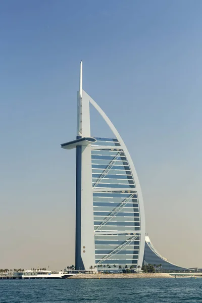 Dubai, Verenigde Arabische Emiraten - 7 November 2016: Burj Al Arab hotel aan Jumeirah beach in Dubai, moderne architectuur, luxe strandresort, zomer vakantie en toerisme concept — Stockfoto