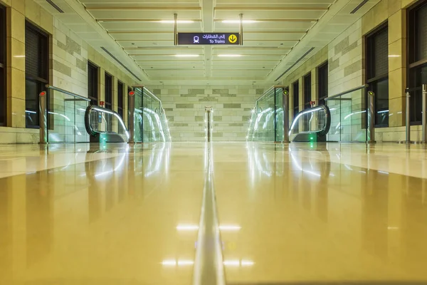 Dubaj, ZEA - 7 listopada 2016: Wnętrze stacji metra w Dubaju. Metra jak najdłuższy na świecie w pełni zautomatyzowany sieci metra (75 km) — Zdjęcie stockowe