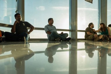 Dubai, Birleşik Arap Emirlikleri - 8 Kasım 2016: Uluslararası Dubai Kongre ve Sergi Sarayı turist kule. Bu gökdelen 828 m. ölçülerinde en yüksek insan yapımı dünyada yapıdır.