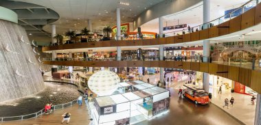 Dubai - 08 Kasım 2016: Dubai Alışveriş Merkezi linterior. Dubai, Dubai Alışveriş Merkezi bulunan 20 milyar dolarlık Downtown Dubai karmaşık parçasıdır ve 1200 mağaza içerir.