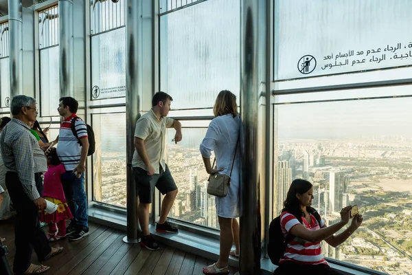 Dubaj, Spojené arabské emiráty - 8. listopadu 2016: Věž turistům na Burj Khalifa. Tento mrakodrap je člověkem na světě, měření 828 m. — Stock fotografie