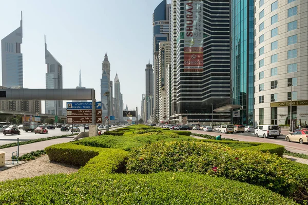 ДУБАЙ, ОАЭ - 8 НОЯБРЯ 2016 г.: Панорама Дубая. Центр города, небоскребы Шейх Заид Роуд. Объединённые арабские эмираты — стоковое фото