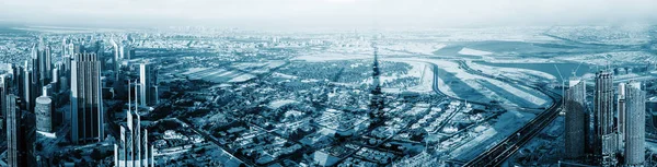 Vista de Dubai desde la torre más alta del mundo, Burj Khalifa. Vista panorámica de Dubai desde las vistas más grandes del rascacielos desde el piso 124 desde una altura de 450 m . —  Fotos de Stock