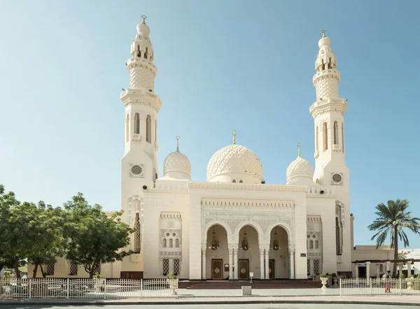 DUBAI, EMIRATOS ÁRABES UNIDOS - 08 DE NOVIEMBRE DE 2016: Mezquita Jumeirah. Es la única mezquita en Dubai abierta al público . —  Fotos de Stock