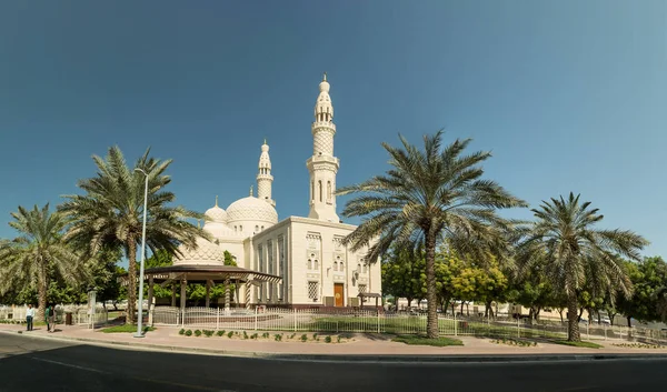 DUBAI, EMIRATOS ÁRABES UNIDOS - 08 DE NOVIEMBRE DE 2016: Mezquita Jumeirah. Es la única mezquita en Dubai abierta al público . —  Fotos de Stock