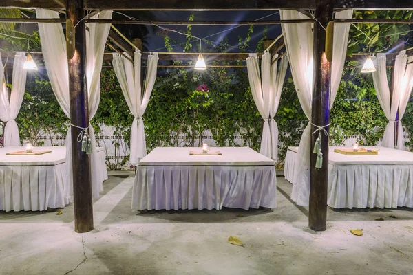 Jardín con tumbonas para relajarse y una pipa para fumar. Jardín romántico con velas campamento . —  Fotos de Stock