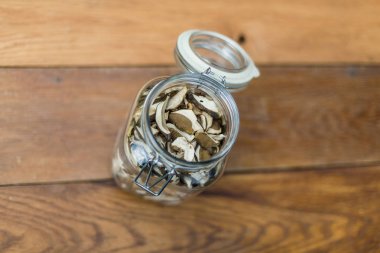 bir cam şişe kapağı konserve ile kurutulmuş mantar