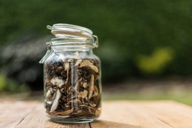 bir cam şişe kapağı konserve ile kurutulmuş mantar