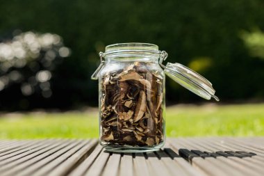 bir cam şişe kapağı konserve ile kurutulmuş mantar