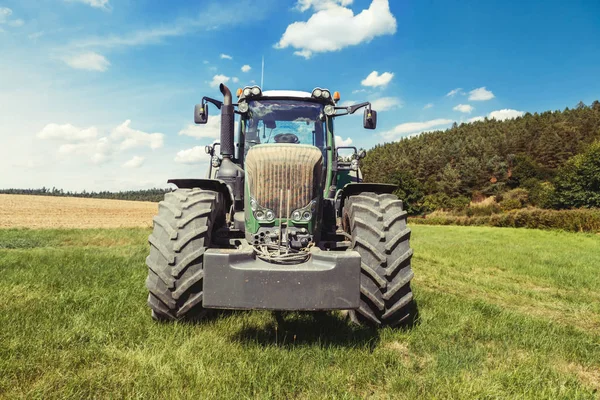 Trekker met frees behandelt veld voor het planten — Stockfoto