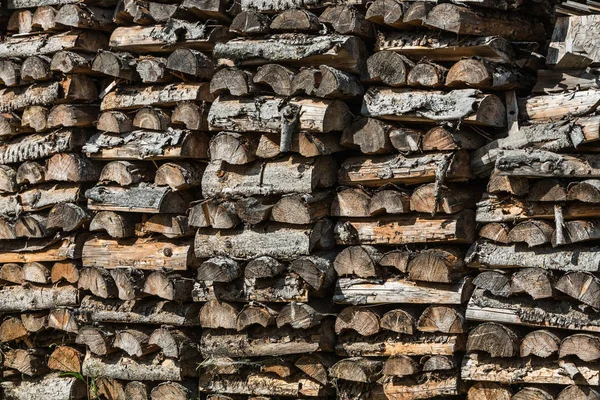 Kurutulmuş odun odunları kış için hazır.