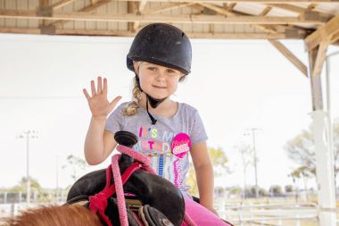 At ve jokey küçük - bir kask ve onun en iyi arkadaşı ile pembe pantolon, sevimli küçük kız