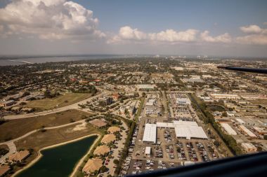 Metropolis Fort Myers ve Güney Florida'daki Cape Coral hava görünümünü. Bataklık ve deniz kanala arası erişimin tipik evler. Florida. ABD