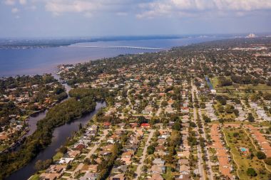 Metropolis Fort Myers ve Güney Florida'daki Cape Coral hava görünümünü. Bataklık ve deniz kanala arası erişimin tipik evler. Florida. ABD