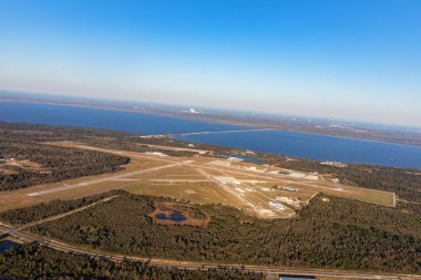 Havaalanında Titusville, NASA'ın Kennedy Uzay Merkezi, Cape Canaveral binanın arkasındaki hava görünümünü. Florida, ABD