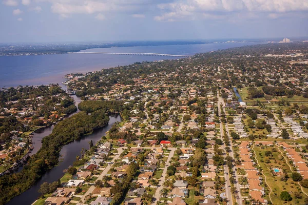Vista aérea de la metrópolis Fort Myers y Cabo Coral en el sur de Florida. Típicas casas con pantanos y acceso a través del canal al mar. Florida. Estados Unidos — Foto de Stock