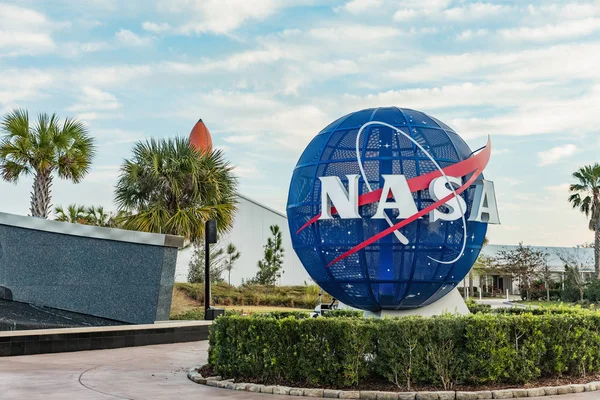Kennedy Space Center na Floridě, Usa - 18. února 2017: Nasa logo na předstíranou Globe na vstupu do Nasa Kennedy Space Center, Apollo Saturn v. Center na Kennedy Space Center, Orlando, Florida. Je to roc — Stock fotografie
