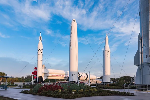 KENNEDY SPACE CENTER, FLORIDA, USA - 18 февраля 2017 г.: Разоблаченные ракеты в районе Космического центра имени Кеннеди НАСА, Apollo Saturn V Center в Космическом центре имени Кеннеди, Орландо, Флорида. Это ракета У. — стоковое фото