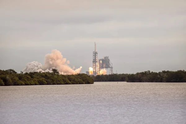 CAPE CANAVERAL, FL - FEB 19, 2017: SpaceX дебютирует с запуском Falcon 9 из 39A с миссией CRS-10 Dragon. Falcon 9 - двухступенчатая ракета, разработанная и произведенная SpaceX — стоковое фото