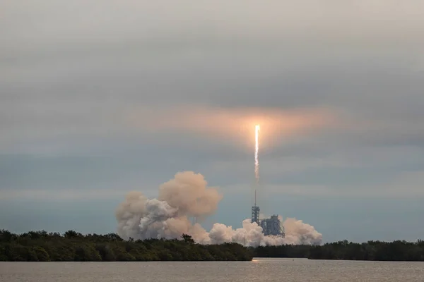 Cape Canaveral, Fl - 19 Şubat 2017: Spacex debuts Falcon 9 denize indirmek — Stok fotoğraf