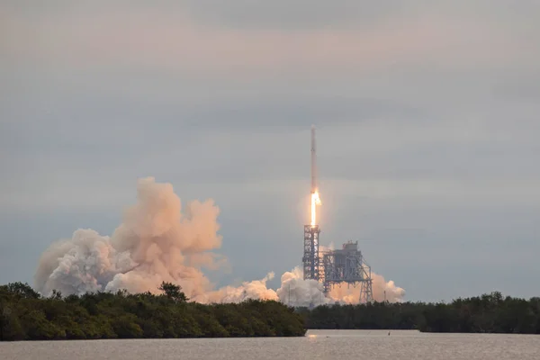 Cape canaveral, fl - 19. feb 2017: spacex debütiert mit der crs-10 dragon mission den start von falcon 9 von 39a aus. Falcon 9 ist eine zweistufige Rakete, die von Spacex entwickelt und hergestellt wurde — Stockfoto